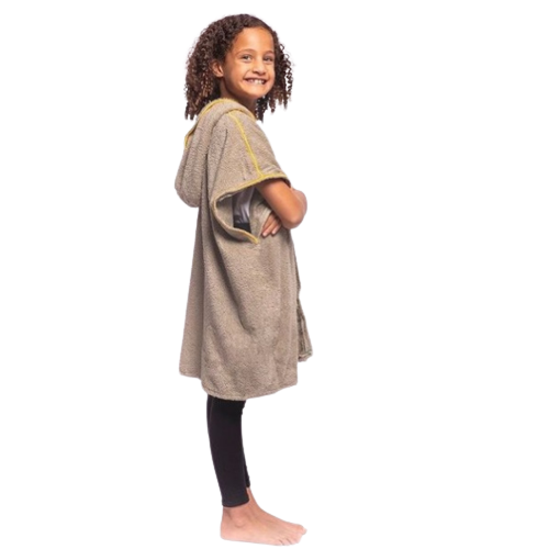 Kind trägt Beach Bisht Kinder-Hoodie-Bademantel, Khaki-Farbe, kleine Größe aus Beach Bisht-Frottee-Handtuch-Strand-Cover-Up-Kimono-Kollektionen