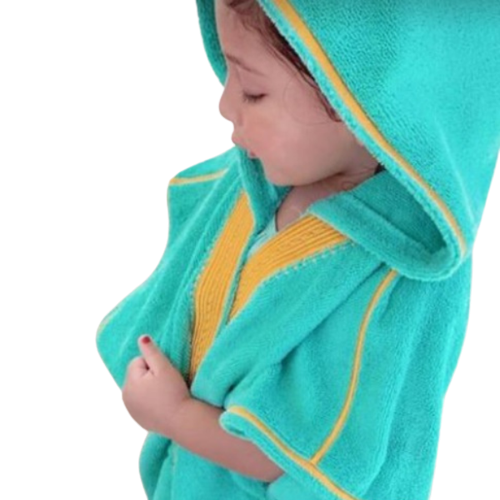 Das Kleinkind trägt den aquagrünen Beach Bisht Kinder-Bademantel mit Kapuze, kleine Größe aus der Beach Bisht Frottee-Kimono-Kollektion