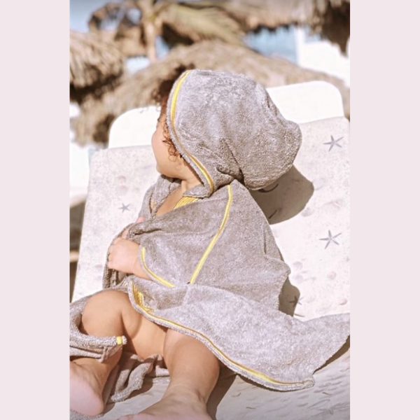 Das Kleinkind trägt den Beach Bisht Kinder-Bademantel mit Kapuze in Khaki, kleine Größe aus der Beach Bisht Frottee-Kimono-Kollektion